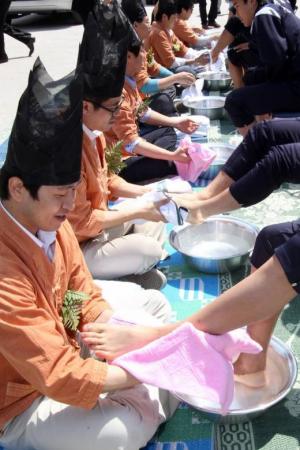 한 학교의 '제자사랑 세족식' /자료사진=머니투데이DB