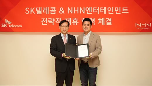 SK텔레콤 윤원영 마케팅부문장(왼쪽)과 NHN엔터테인먼트 정우진 대표가 모바일 게임 시장 활성화를 위한 전략적 업무제휴 협약을 체결했다. /사진=NHN엔터테인먼트
