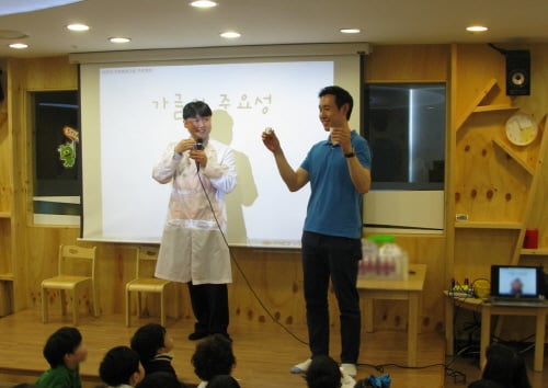 한미약품이 약사∙치위생사가 함께하는 ‘어린이 구강건강 캠페인’을 서울지역 유치원에서 진행하고 있다.