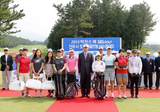 신동욱 동아제약 사장과 여고부 단체전 수상자들이 기념사진을 찍고 있다. /사진제공=동아제약