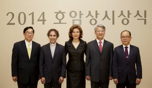 사진 왼쪽부터 의학상 김성국 박사, 사회봉사상 김하종 신부, 예술상 홍혜경 성악가, 공학상 이상엽 박사, 과학상 남홍길 박사.