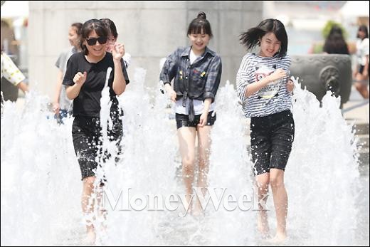 [MW사진] 더위를 날려보자!