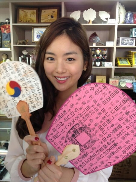 ▲배우 한지우가 단오 선물로 언급한 부채를 들고 활짝 웃고 있다