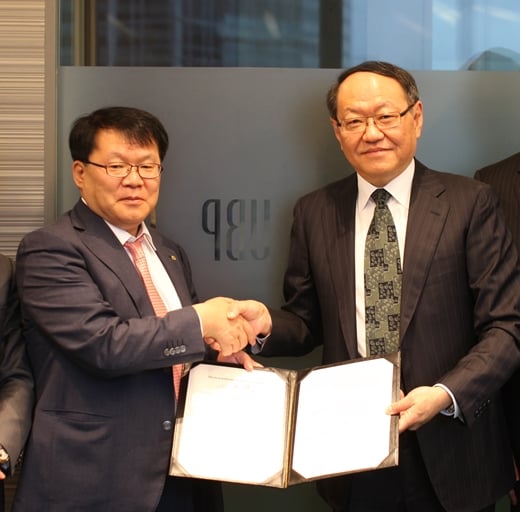 서재형 대신자산운용 대표(왼쪽)와 로렌스 로 UBP 아시아 대표가 MOU를 체결하고 기념사진을 촬영하고 있다.