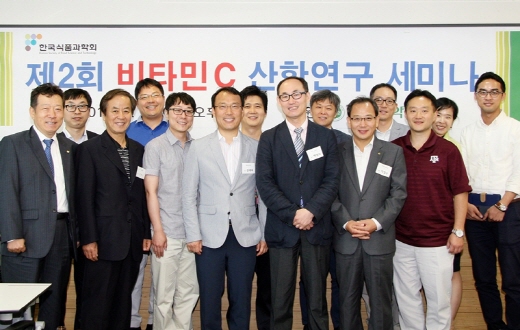 비타민C 산학연구회와 광동제약 관계자들이 제2회 비타민C 산학연구회 세미나가 끝나고 기념촬영을 하고 있다. /사진제공=광동제약