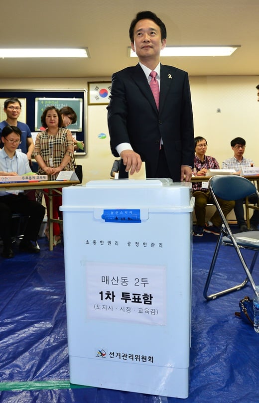 남경필 새누리당 경기지사 후보가 매산동 제2투표소에서 투표를 실시하고 있다. /사진제공=뉴스1