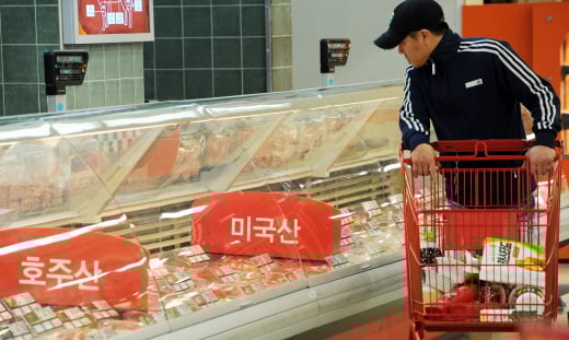서울 시내의 한 대형마트 정육코너에서 고객들이 고기를 고르고 있다. /사진제공=뉴스1 허 경 기자