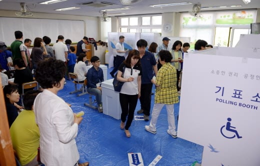제6회 전국동시지방선거일인 4일 오전 수원시 영통 신성초등학교에 마련된 투표소에서 유권자들이 소중한 한표를 행사하고 있다. /사진제공=수원 뉴스1 이동원 기자