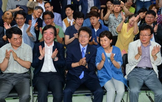 조희연 서울시교육감 후보(앞줄 가운데)가 4일 오후 서울 신문로 선거사무소에서 방송 3사 출구 조사를 지켜보던 중 출구조사 결과가 문용린 후보에 10%포인트 가량 앞서며 당선이 유력해지자 박수를 치고 있다. /사진제공=뉴스1 손형주 기자