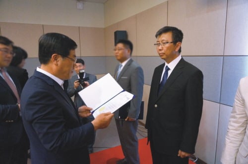 2014 국제의약품 전시회에서 한미약품 평택공단 김태서 공장장이 정승 식약처장으로 부터 표창을 받고 있다. 