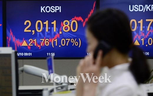 코스피 지수가 10일 오후 서울 중구 외환은행 딜링룸 전광판에 전일 대비 21.76포인트(1.07%) 오른 2011.80을 나타내고 있다. /사진제공=뉴스1 