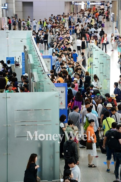 징검다리 연휴가 시작된 지난 4일 오전 인천국제공항 출국장이 여행객으로 붐비고 있다. /사진제공=뉴스1