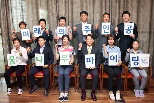 ↑16일 광화문 교보생명빌딩에서 열린 ‘교보생명컵 꿈나무체육대회’ 30주년 홈커밍데이 행사에 꿈나무체육대회 출신선수들이 후배 꿈나무들을 응원하기 위해 모였다.