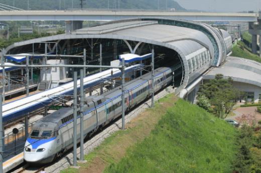 검암역에 정차한 KTX.(사진제공=코레일)