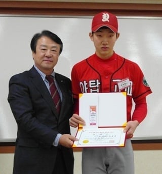 야탑고 유격수 박효준(오른쪽)이 미국 메이저리그 구단 뉴욕 양키스를 선택했다. /사진=경기도야구협회