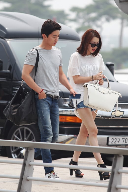 [★공항패션] 소이현 인교진, 흑백의 '빅백'으로 커플룩 연출