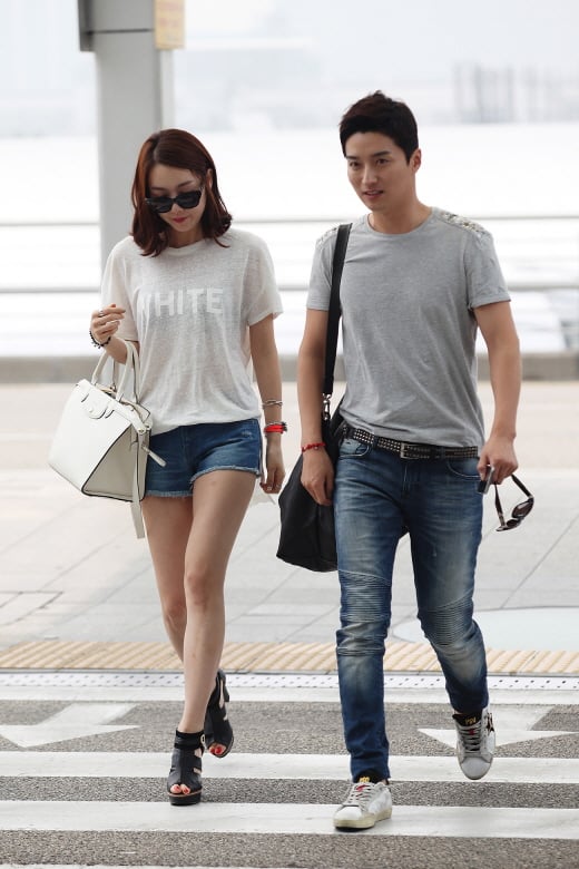 [★공항패션] 소이현 인교진, 흑백의 '빅백'으로 커플룩 연출