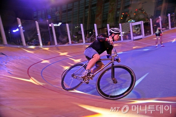 한 참가자가 스피드롬에서 픽시로 코너링을 하고 있다./사진=이고운 기자