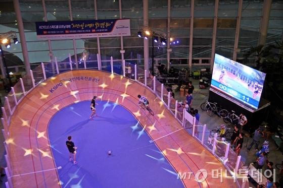 지난 22일 미니사이클경기장인 스피드롬에서 독주경기가 열리고 있다./사진=이고운 기자
