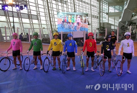 스피드롬 시범레이스에 나선 경륜선수들/사진=이고운 기자