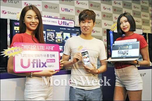 LG유플러스 모델로 활동중인 전 축구 국가대표 박지성 선수가 23일 서울 종로구 세종문화회관에서 열린 '비디오 LTE' 간담회에 참석해 유플릭스 무비 서비스를 소개하고 있다. /사진=류승희 기자