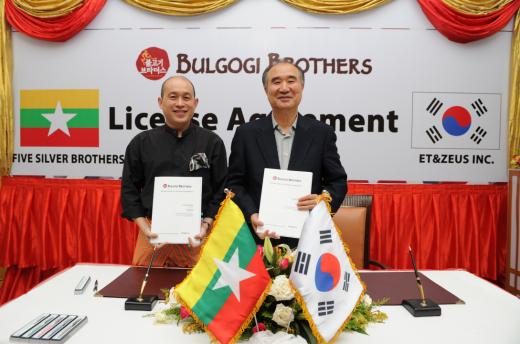 ▲ Five Silver Brothers의 Mr. KYWA YAN NAING Managing Director(왼쪽), ㈜이티앤제우스의 정인태 회장(오른쪽) (제공=불고기브라더스)