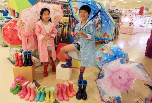 9일 오전 서울 중구에 위치한 이마트 청계천점 우산매장에서 아동들이 우비와 장화를 신고 장마용품을 선보이고 있다. /사진제공=이마트