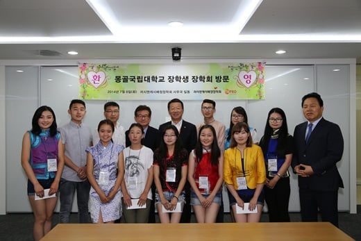 러시앤캐시배정장학회 한민족글로벌장학생들이 OK저축은행 개점을 축하하기 위해 본점을 방문했다//사진제공=OK저축은행 