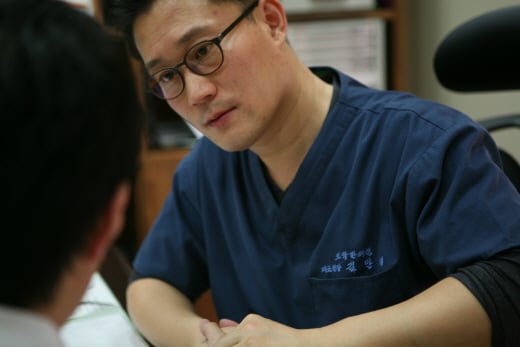 [김만재의 20대여성탈모 이야기(130)] 여자정수리탈모, 전문적인 치료 가능한 병원 찾아야