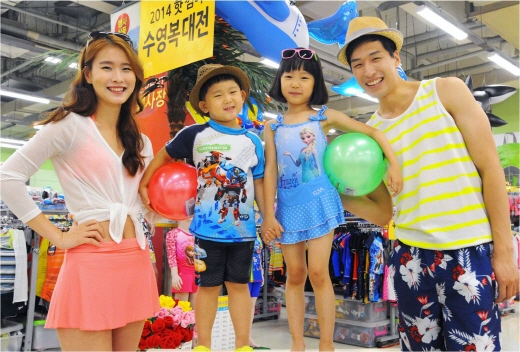 17일 홈플러스 영등포점에서 모델들이 수영복을 선보이고 있다. 홈플러스는 본격적인 물놀이 철을 맞아 수영복 대전을 실시하고 여름 물놀이 용품을 최대 70% 할인 판매한다./사진제공=홈플러스