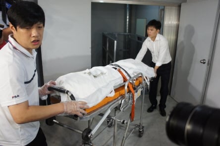 유병언 전 세모그룹 회장으로 추정되는 시신이 22일 오전 전남 순천시에 위치한 장례식장을 나오고 있다. /사진=뉴스1 제공