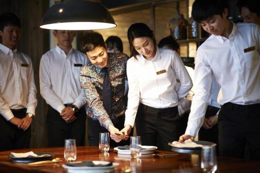 서비스 전문가를 꿈꾸는 신입교육생들이 기념촬영을 하고 있다. /사진제공=SK