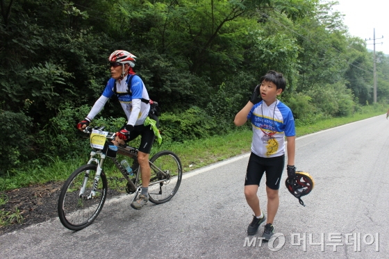 자전거에서 내려 한묵령을 오르는 참가자가 많았다./사진=박정웅 기자