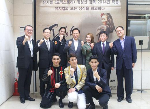 이명박 전 대통령, 뮤지컬 '평양마리아' 관람…