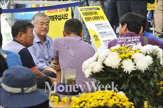 [MW사진] 세월호 유족 단식 농성장의 문재인 의원