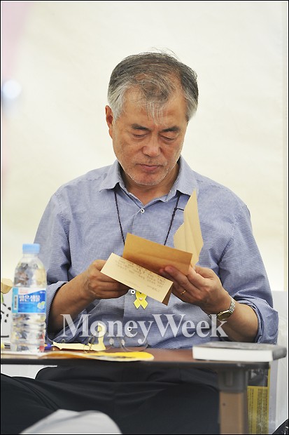 [MW사진] 편지 보는 단식농성장의 문재인 의원