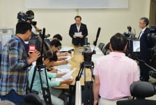 4일 광주시교육청 브리핑룸에서 장휘국 광주시교육감이 ‘교육부의 초중등교육법 시행령 일부개정령안을 철회하라’는 성명을 발표하고 있다.