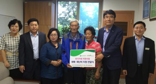 나주종합사회복지관(관장 유길원)은 지난 4일 오후 2시 나주시 공산면사무소에서 화재로 모든 것을 잃은 조손가정 부형철(75)씨에게 긴급구호비 500만원을 전달하고 있다.