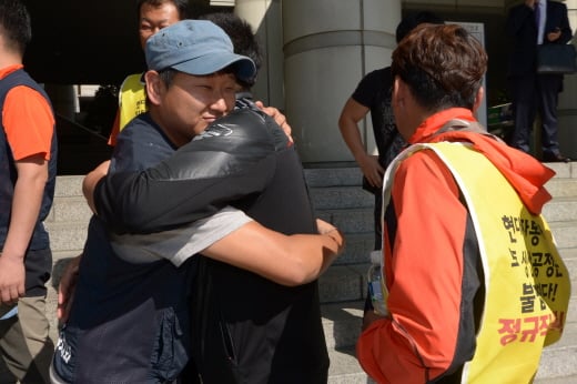 현대자동차그룹을 상대로 낸 근로자지위확인 소송에서 원고 일부 승소한 현대차 사내하청 근로자들이 서울 서초동 서울중앙지방법원 앞에서 서로 껴안으며 기뻐하고 있다. /사진제공=서울 뉴스1 민경석 기자