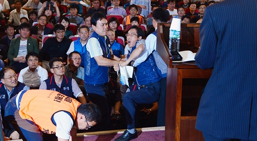 22일 오전 서울 여의도 국회 의원회관 대회의실에서 열린 공무원연금 개혁을 위한 정책토론회에서 공무원 노조원이 토론회 단상을 오르며 항의하고 있다. /사진=뉴스1