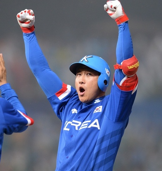 28일 오후 문학야구장에서 열린 2014 아시안게임 야구 한국과 대만의 결승전 경기에서 한국 8회초 2사 2,3루 상황 2타점 적시타를 친 황재균이 1루에서 포효하고 있다/사진=뉴스1