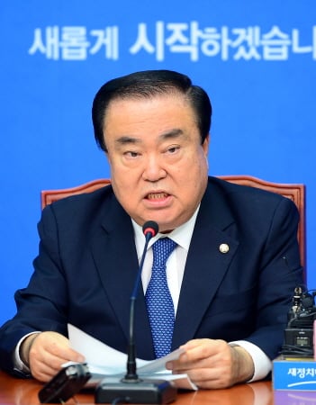 문희상 새정치민주연합 비대위원장이 6일 오전 서울 여의도 국회 당대표회의실에서 열린 비대위 회의에서 모두발언을 하고 있다. /사진=뉴스1