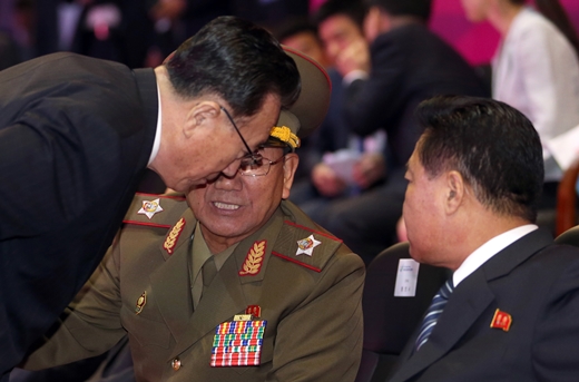 4일 인천아시아드주경기장에서 열린 2014 인천 아시안게임 폐막식에서 황병서 북한군 총정치국장, 최룡해 노동당 비서, 김양건 당 통일전선부장 겸 대남담당 비서 등이 한데 모여 얘기를 나누고 있다. /사진=공동취재단, 뉴스1 제공
