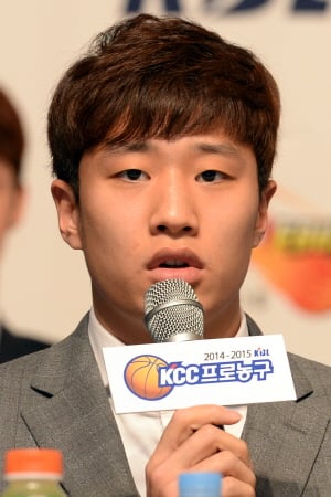 프로농구 원주동부 허웅이 6일 오전 서울 중구 소공동 프라자호텔에서 열린 2014-2015시즌 프로농구 개막 미디어데이에서 각오를 밝히고 있다. /사진=뉴스1