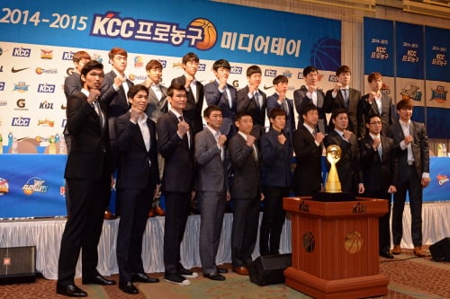 프로농구 10개 구단 대표선수들과 신인선수들이 6일 오전 서울 중구 소공동 프라자호텔에서 열린 2014-2015시즌 프로농구 개막 미디어데이에서 기념촬영하고 있다. /사진=뉴스1