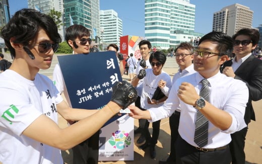 제19회 부산국제영화제에서 ‘의리’를 콘셉트로 한 스모킹 매너 캠페인을 펼치고 있다. /사진제공=JTI코리아
