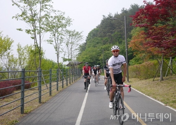 남한강자전거길을 달리는 김판관씨/사진제공=윤석환씨