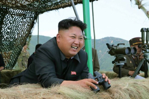 북한 김정은 노동당 제1비서가 동해안 최전방 부대에서 포 사격훈련을 지도했다고 15일 노동신문이 보도했다. /사진제공=뉴스1