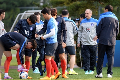 울리 슈틸리케 감독이 이끄는 축구국가대표팀이 8일 오후 경기 파주 NFC(국가대표 트레이닝센터)에서 훈련을 준비하고 있다. /사진=뉴스1