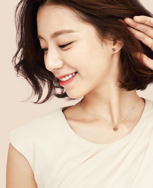 이번에도 완판? '박수진 귀걸이' 이어 '박수진 목걸이' 출시